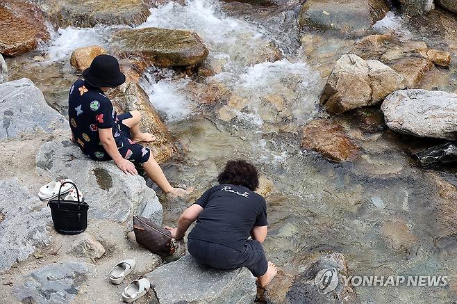 계곡물에 발 담그고 [연합뉴스 자료사진]