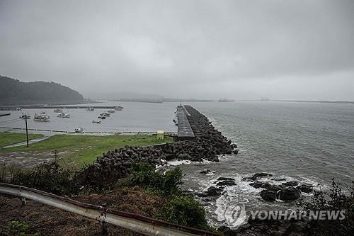 12일 태풍 마리아의 영향권에 든 일본 이와테현의 구지시 인근 모습. [AFP 연합뉴스 자료사진. 재판매 및 DB 금지]