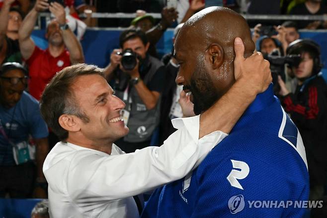 2일(현지시간) 금메달리스트 자국 유도 선수를 격려하는 마크롱 대통령 [AFP 연합뉴스 자료사진. 재배포 및 DB 금지]