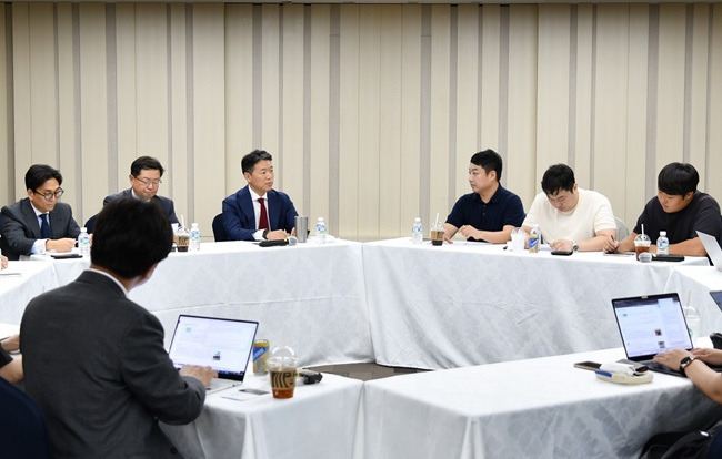 한미그룹 차남인 임종훈 한미사이언스 대표이사(왼쪽에서 세번째)가 13일 한미약품 본사에서 소액주주들과 면담을 갖고 있다. /사진=한미그룹