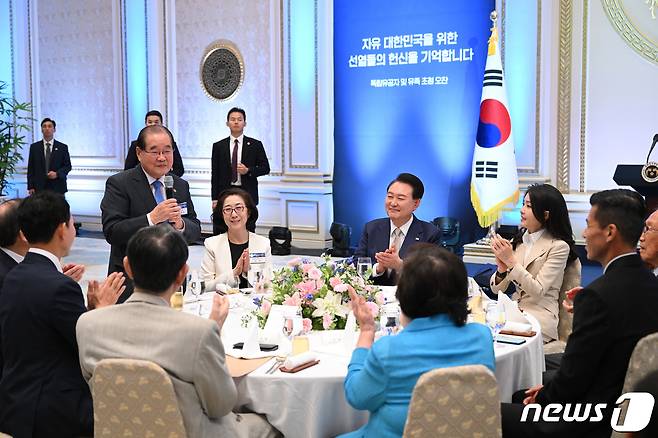 윤석열 대통령과 김건희 여사가 2023년 8월 9일 청와대 영빈관에서 열린 독립유공자 및 유족 초청 오찬에서 이종찬 광복회장의 인사말을 들으며 박수치고 있다. (대통령실 제공) 2023.8.9/뉴스1 ⓒ News1 오대일 기자