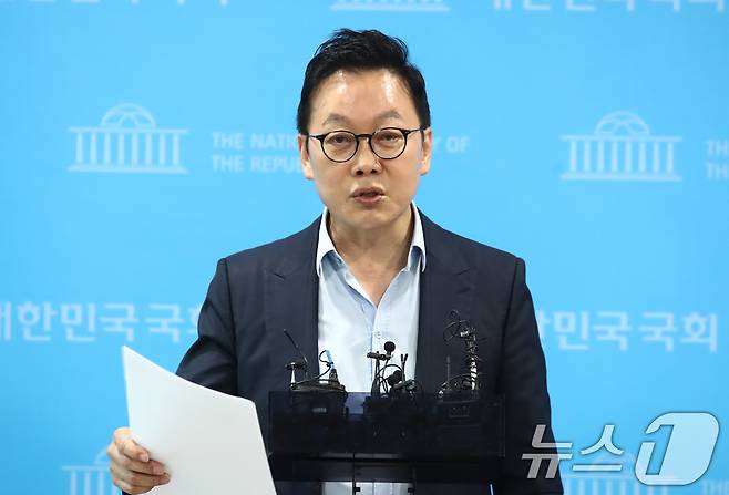 정봉주 더불어민주당 최고위원 후보가 12일 오전 서울 여의도 국회 소통관에서 가진 기자회견에서 "'이재명팔이'하며 실세 놀이하는 무리들을 당의 단합을 위해 뿌리뽑겠다＂고 말하고 있다. 2024.8.12/뉴스1 ⓒ News1 이광호 기자