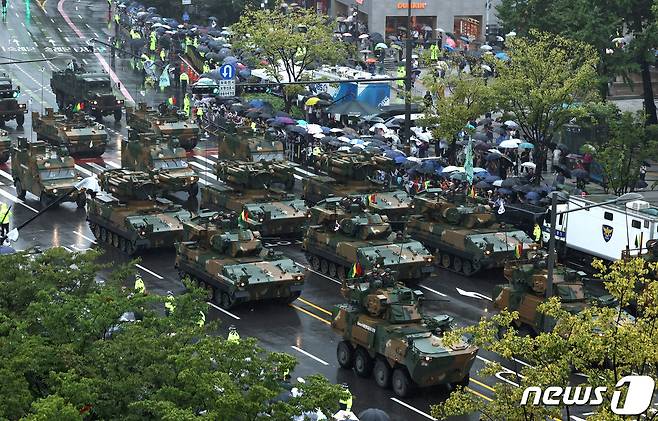 지난해 9월 26일 서울 세종대로 일대에서 열린 건군 75주년 국군의날 시가행진에서 군 대공무기들이 행진하고 있다. 2023.9.26/뉴스1 ⓒ News1 구윤성 기자