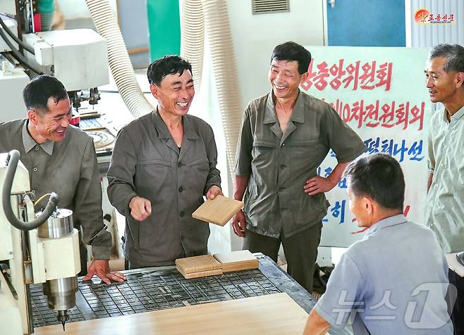 (평양 노동신문=뉴스1) = 북한 노동당 기관지 노동신문은 13일 평양 목재공장에서 "당 중앙위원회 제8기 제10차 전원회의 결정을 높이 받들고 생산에서 혁신을 창조하도록 종업원들을 불러일으키고 있다"라고 보도했다. [국내에서만 사용가능. 재배포 금지. DB 금지. For Use Only in the Republic of Korea. Redistribution Prohibited] rodongphoto@news1.kr