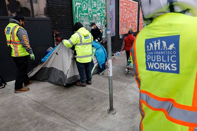 샌프란시스코 공무원들이 홈리스의 거주지를 청소하고 있다./EPA연합뉴스