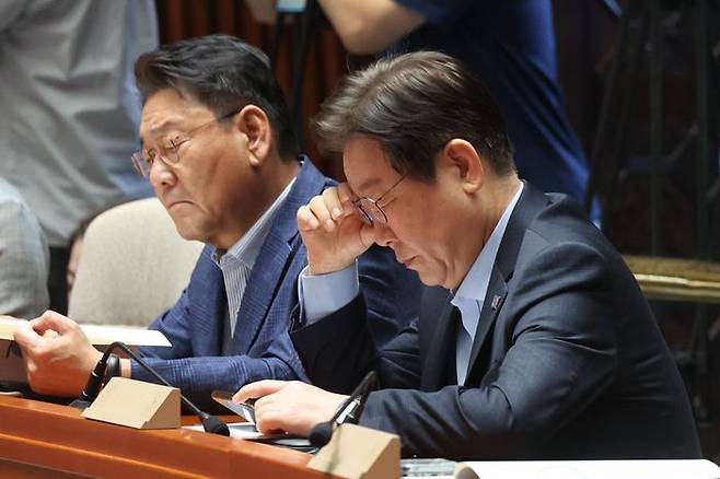 이재명 더불어민주당 대표 후보가 지난 5일 국회에서 열린 의원총회에서 휴대폰을 보고 있다. ⓒ뉴시스