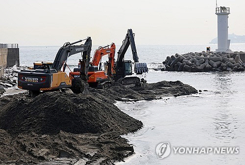 모래 퍼내는 굴착기. *사진은 기사 내용과 직접 관계 없음. [연합뉴스]