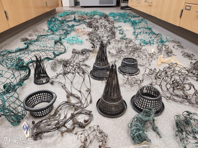 향유고래 사체 배 속에서 발견됐던 먹장어 통발 등 폐어구 더미. 사진에 담긴 건 실제 발견된 쓰레기 중 극히 일부다. 원다라 기자