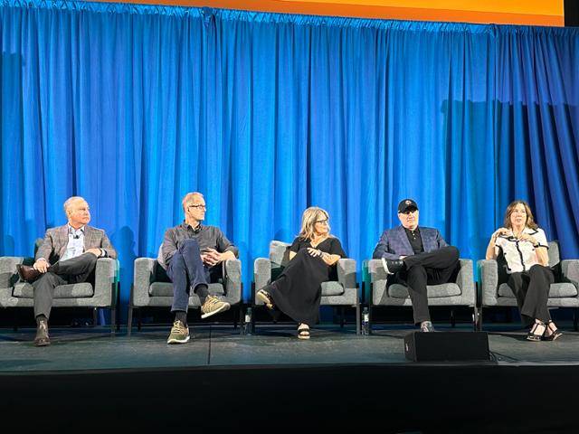 11일 미국 캘리포니아주 애너하임 컨벤션센터에서 월트디즈니컴퍼니 엔터테인먼트 부문 주요 임원들이 아태지역 기자들과 간담회를 하고 있다. 왼쪽부터 앨런 버그먼 디즈니 엔터테인먼트 공동 회장, 피트 닥터 픽사 애니메이션 스튜디오 최고크리에이티브책임자, 제니퍼 리 월트디즈니 애니메이션 스튜디오 최고크리에이티브책임자, 케빈 파이기 마블스튜디오 사장, 캐슬린 케네디 루카스필름 사장. 애너하임=이서희 특파원