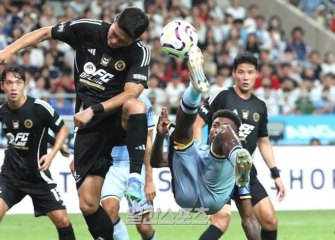 K리그 올스타인 팀K리그와 잉글랜드 프리미어리그(EPL) 토트넘 홋스퍼의 2024쿠팡플레이시리즈 1차전이 31일 오후 서울 마포구 서울월드컵경기장에서 열렸다. 전반 에메르송 로얄이 오버헤드킥을 시도하고 있다. 상암=김민규 기자 mgkim1@edaily.co.kr /2024.07.31/