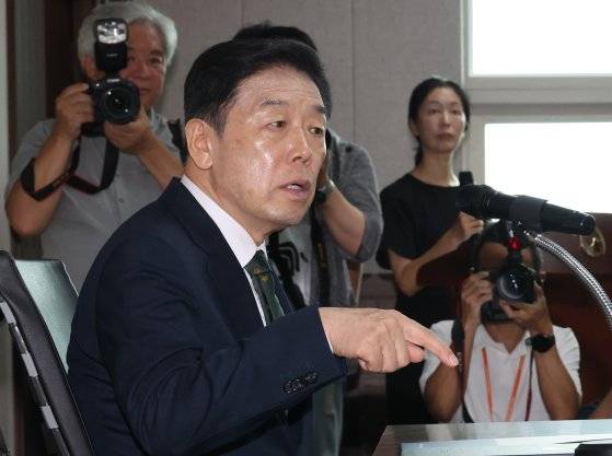 김형석 독립기념관장이 12일 서울지방보훈청에서 자신이 뉴라이트 성향이라는 의혹을 해명하기 위한 기자회견을 하고 있다. [연합뉴스]