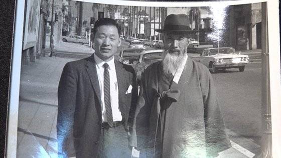 이하전 애국지사가 지난 9일(현지시간) 미국 캘리포니아주 새크라멘토 자택에서 중앙일보와 인터뷰하던 도중 함석헌 선생과 함께 찍은 사진을 보여주고 있다. 1921년 11월생인 이 지사는 생존해 있는 독립지사 중 최고령이다. 현재 생존한 독립지사는 이하전 지사를 포함해 6명에 불과하다. 새크라멘토=문진욱 기자