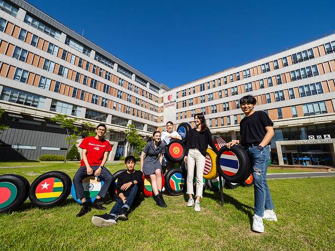 Students pose for a photo in front of SUNY Korea's campus in the Incheon Global Campus area [INCHEON GLOBAL CAMPUS]