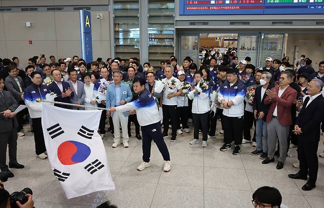 Team Korea’s delegation to the Paris Olympics is greeted by media at Incheon International Airport Tuesday. [NEWS1]