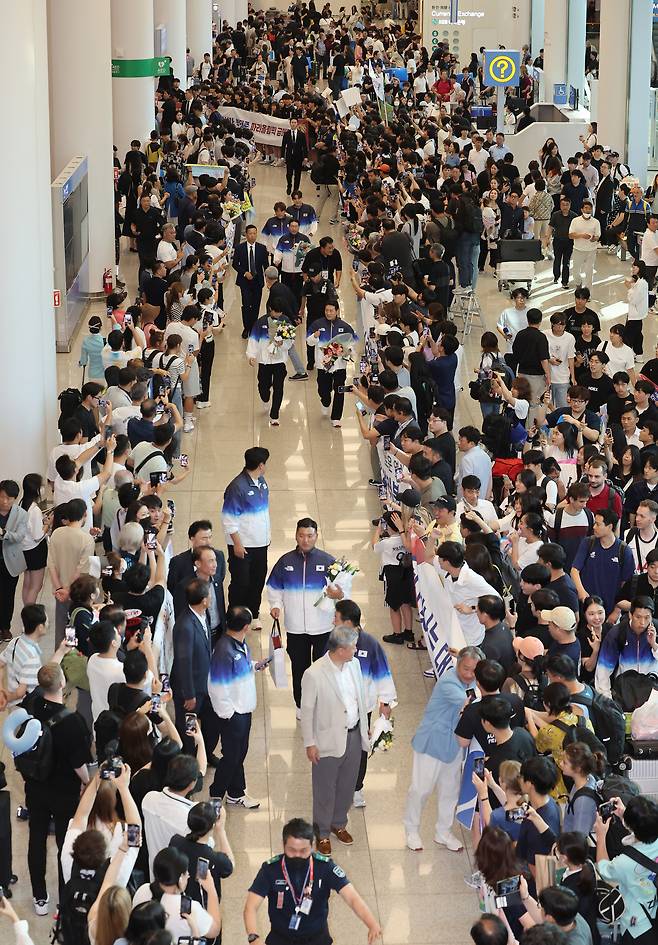 Korean Olympians arrive at Incheon International Airport on Tuesday. Korea finished eighth with 32 medals — 13 gold, nine silver and 10 bronze — which came despite the country sending its smallest delegation to the Olympics since 1976. The number of gold medals matched the standing record, with Korea having won 13 apiece at the 2008 and 2012 Olympics. [YONHAP]