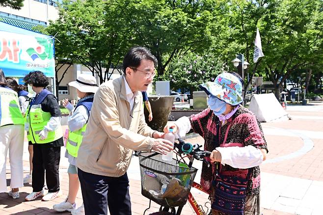 윤석준 동구청장이 주민에게 생수를 나눠주고 있다. 동구청 제공