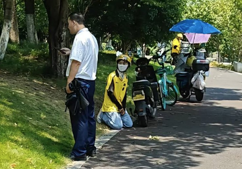 12일 중국 항저우의 한 아파트단지에서 한 여성배달원이 무릎을 꿇고 경비원에게 사과하는 모습. 엑스 캡처