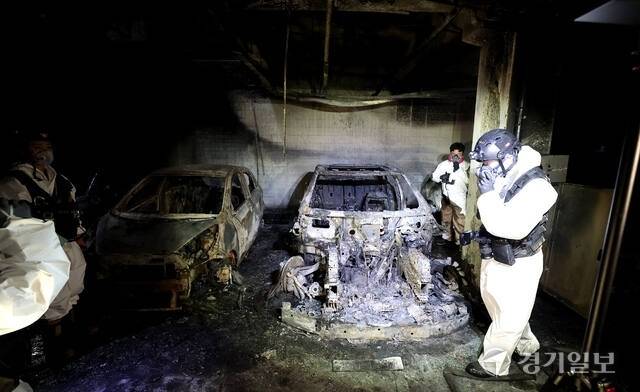 지난 2일 오전 인천 서구 청라국제도시 한 아파트 지하주차장에 주차된 차들이 불에 탄 모습. 앞서 지난 1일 이 아파트 지하주차장에 세워져 있던 전기차에서 불이 시작해 인근 차들이 피해를 당했다. 조병석기자