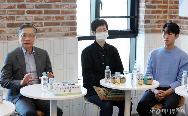 (서울=뉴스1) 박정호 기자 = 이한준 한국토지주택공사 사장이 29일 오후 서울 영등포구 버드나루로의 특화형 청년 매입임대 주택에서 열린 원희룡 국토교통부 장관과 입주 청년들과의 소통 간담회에서 인사말을 하고 있다. 원 장관은 이날 한국토지주택공사 서울지역본부장의 특화형 청년주택 소개 청취 후 공유세탁소와 공유주방, 옥상 등을 둘러보고 입주 청년들과 주거비 완화에 대한 정부 의지를 소통하기 위한 간담회를 가졌다. 2023.10.29/뉴스1 Copyright (C) 뉴스1. All rights reserved. 무단 전재 /사진=(서울=뉴스1) 박정호 기자