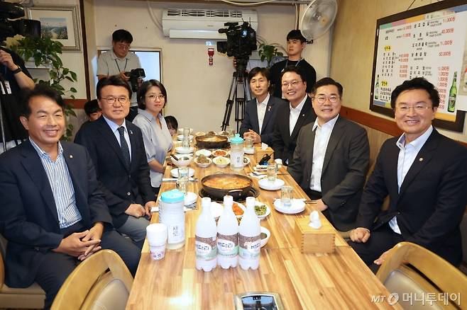 (서울=뉴스1) 이광호 기자 = 박찬대 더불어민주당 대표 직무대행 겸 원내대표를 비롯한 야6당 원내대표가 13일 오후 서울 여의도의 한 음식점에서 만찬 회동을 하고 있다.   야6당은 이날 윤석열 대통령의 잇단 재의요구권(거부권) 행사에 대한 대응 방안 등을 논의하며 김종민 새로운미래 원내대표는 일정상의 이유로 참석하지 못했다.   왼쪽부터 시계방향으로 진보당 윤종오·조국혁신당 황운하·기본소득당 용혜인·사회민주당 한창민·개혁신당 천하람·더불어민주당 박찬대 원내대표. 정진욱 더불어민주당 원내대표 비서실장.(공동취재)2024.8 /사진=(서울=뉴스1) 이광호 기자