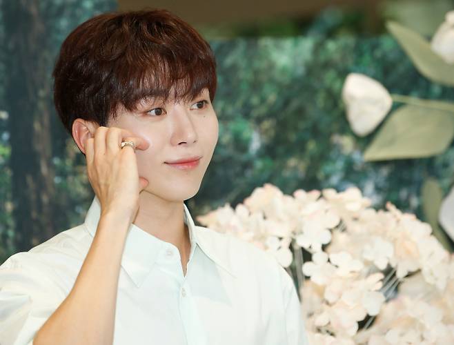 그룹 세븐틴(SEVENTEEN) 승관(본명 부승관)이 맥주를 든 사진과 음주 경고문을 개인 계정에 올렸다가 난데없이 악성 댓글 폭탄을 받았다.사진은 지난달 26일 서울 강남구 LG유플러스 일상비일상에서 열린 유한킴벌리 스킨케어 브랜드 '포레스트'의 팝업 스토어 오픈 행사에 참석한 그룹 세븐틴 멤버 승관. /사진=뉴스1