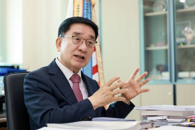문헌일 구로구청장이 12일 문화일보와의 인터뷰에서 “기업인 출신 구청장으로서 G밸리를 중심으로 구로구를 첨단산업의 메카로 만들어내겠다”는 포부를 밝히고 있다. 구로구청 제공