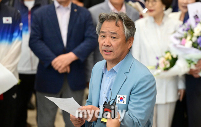 2024년 8월 13일 2024 파리올림픽에 출전한 대한민국 선수단 본진이 인천국제공항을 통해 귀국했다. 이기흥 대한체육회장이 인사하고 있다./인천공항=유진형 기자 zolong@mydaily.co.kr