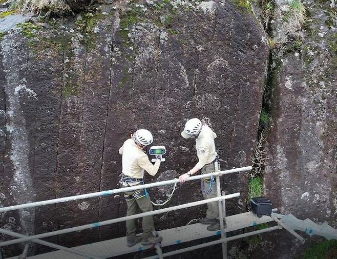 [서울=뉴시스] 지난 5월3일 천왕봉 바위글씨 조사 스캔 작업 모습. (사진=환경부 제공) 2024.08.13. photo@newsis.com *재판매 및 DB 금지