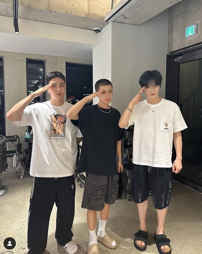 아이콘 송윤형이 오늘(13일) 육군 현역으로 입대한다. 사진 가운데가 송윤형. 송윤형 인스타그램