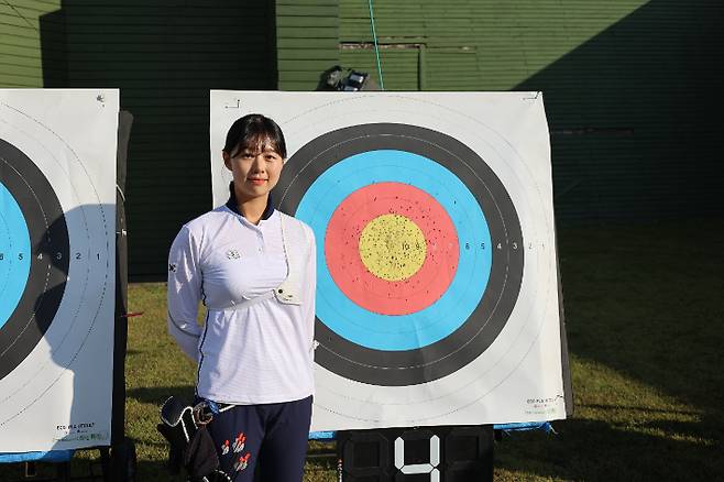 한국체육대학교 양궁장에서 훈련 중인 임시현. 그는 이번 '2024 파리올림픽'에서 3관왕에 등극했다. 한국체대 제공