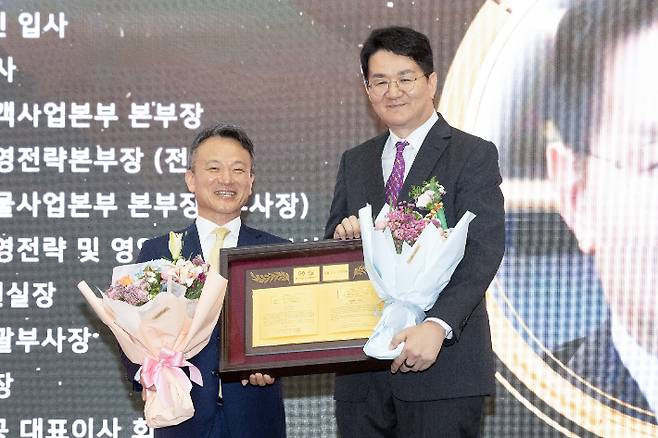 '제39회 2024년 대한민국 경영자대상'을 수상한 조원태 한진그룹 회장(오른쪽)이 김연성 한국경영학회 회장과 기념촬영을 하고 있다. 대한항공 제공