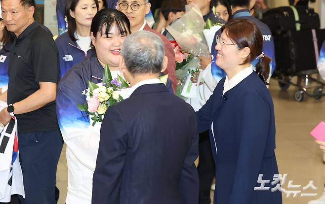 대한민국 역도 대표팀 박혜정이 파리 올림픽을 마치고 13일 인천국제공항을 통해 귀국해 유인촌 문화체육관광부 장관, 장미란 2차관과 대화하고 있다. 대한민국은 2024파리올림픽에서 총 32개의 메달(금 13, 은 9, 동 10)과 종합순위 8위라는 역대급 성과를 기록했다. 류영주 기자