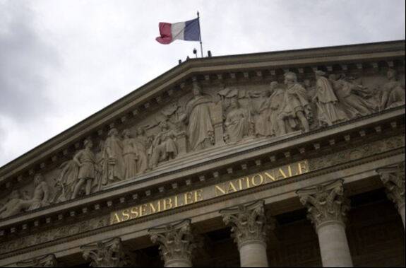 프랑스 파리 하원 의사당 건물 위로&nbsp;프랑스&nbsp;국기 삼색기가 나부끼고 있다. 지난 7월 총선에서 집권 중도당이 패배하며 여소야대 의회가 출현한 가운데 원내 1당인&nbsp;좌파 연합 신인민전선(NFP)은 에마뉘엘 마크롱 대통령에게 야당 출신 인사의 총리 임명을 요구하고 있다. AP연합뉴스