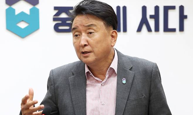 13일 김영환 충북지사가 도청 브리핑룸에서 기자회견을 열고 의료비후불제 확대 시행에 관해 설명하고 있다. 충북도 제공