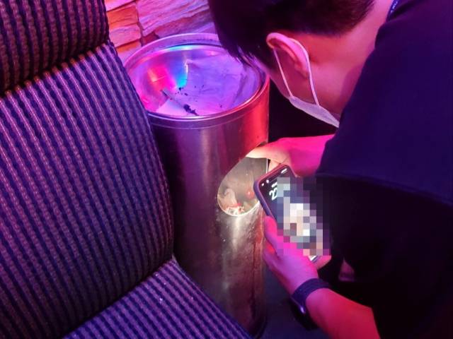 서울시·자치구·경찰 합동으로 유흥가 단속 시행 (서울=연합뉴스) 서울시가 지난 9일 서울경찰청·지역경찰서 등으로 구성된 특별단속반과 젊은 층이 많이 찾는 클럽에 대한 마약류·식품위생법 위반 행위 불시 점검에 나섰다고 11일 밝혔다. 사진은 유흥시설 내 마약 투약 흔적을 확인하고 있는 서울시 특별단속반 모습. 2024.8.11 [서울시 제공. 재판매 및 DB 금지] photo@yna.co.kr (끝) <저작권자(c) 연합뉴스, 무단 전재-재배포, AI 학습 및 활용 금지>