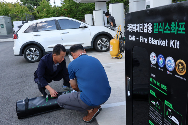 13일 경북 포항시 남구 대도동 포항야구장 앞 전기자동차충전소에서 포항시시설관리공단 직원들이 전기차 화재 진압용 질식소화포와 장비를 점검하고 있다. 공단은 최근 전기차 화재에 대비해 이곳에 질식소화포를 설치했다. 포항=연합뉴스