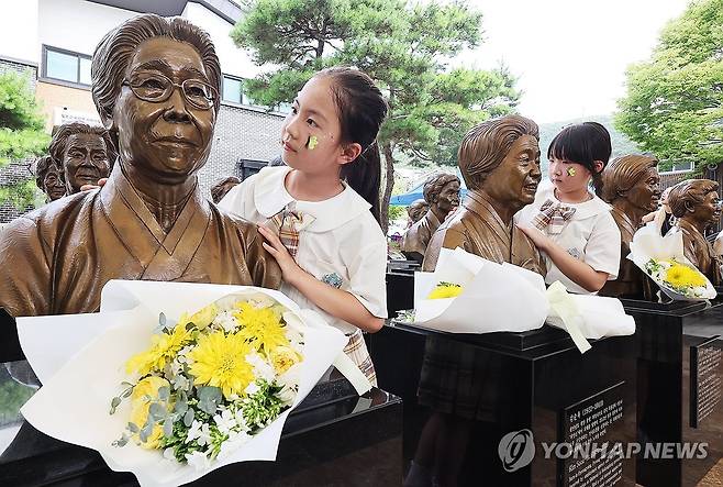 할머니들 기억할게요 (경기 광주=연합뉴스) 홍기원 기자 = 10일 오전 경기도 광주시 나눔의집에서 열린 '2024년 일본군 위안부 피해자 기림의 날' 행사에서 참석한 어린이들이 고인이 된 할머니들 흉상을 바라보고 있다. 2024.8.10 xanadu@yna.co.kr