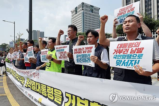 구호 외치는 민주노총 (서울=연합뉴스) 박동주 기자 = 13일 오전 정부서울청사 앞에서 민주노총, 노조법 2ㆍ3조 개정운동본부 주최로 열린 기자회견 '노조법 2ㆍ3조, 방송4법 거부권 의결, 윤석열 대통령을 거부한다'에서 참가자들이 구호를 외치고 있다. 2024.8.13 pdj6635@yna.co.kr