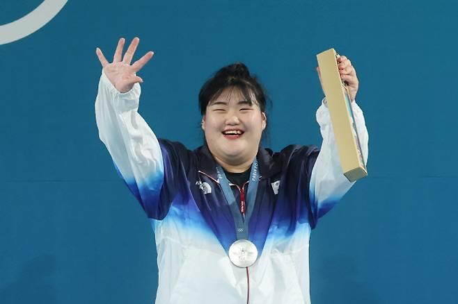 박혜정이 2024 파리올림픽 역도 여자 81kg 이상급에서 은메달을 획득한 뒤 시상대에서 활짝 웃고 있다. (사진=연합뉴스)