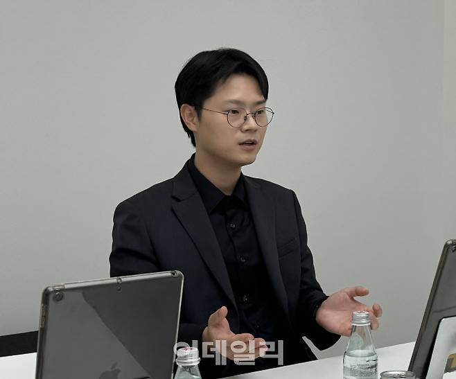 이수범 폴스타 디자이너가 13일 서울 용산구 폴스타 스페이스 서울에서 국내 취재진과 인터뷰를 하고 있다.(사진=공지유 기자)