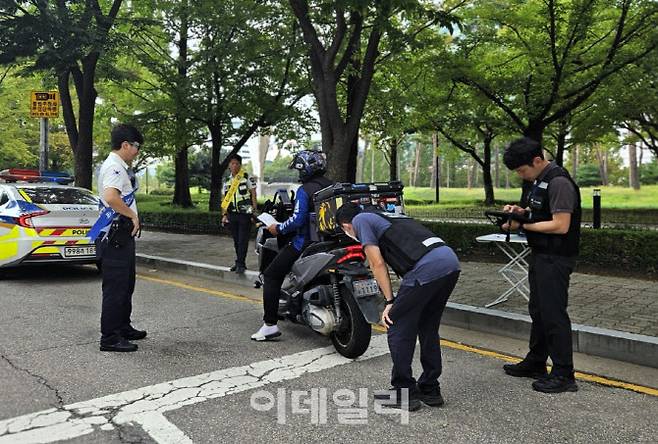 경찰이 오토바이를 단속하고 있다.(사진=일산동부경찰서 제공)