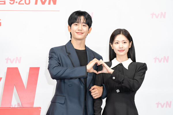 정해인(왼쪽) 정소민 / 사진=tvN