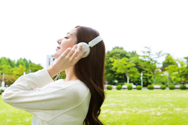 클래식 음악을 들으면 뇌신경이 활성화돼 항우울효과가 발생한다는 새로운 연구결과가 나왔다. [사진=게티이미지뱅크]