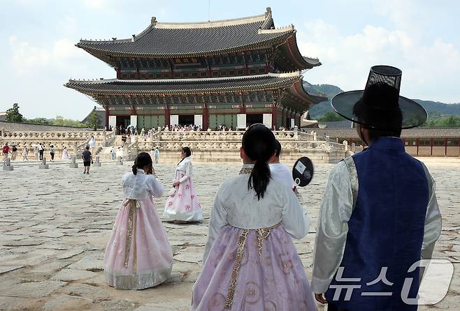 14일 오후 서울 종로구 경복궁에서 여성가족부 주최로 열린 '한·베 다문화가족 청소년 초청캠프'에 참석한 청소년들이 근정전을 관람하고 있다.  2024.8.14/뉴스1 ⓒ News1 김진환 기자