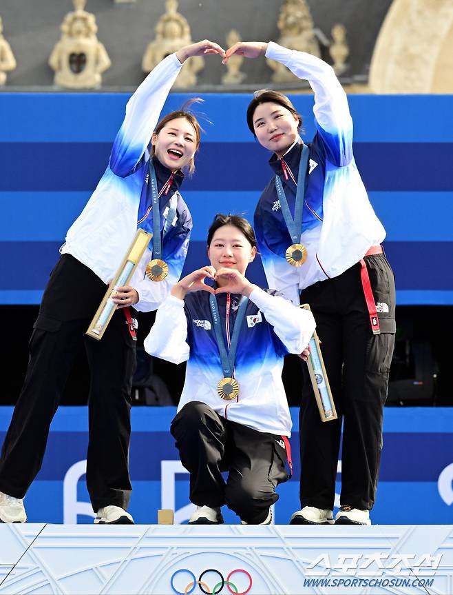 ◇지난달 28일(한국시각) 프랑스 파리 앵발리드에서 열린 '2024 파리올림픽' 양궁 여자 리커브 단체전 금메달을 딴 한국 전훈영, 임시현, 남수현이 시상대에 올라 세리머니를 펼치고 있다. 파리(프랑스)=정재근 기자 cjg@sportschosun.com
