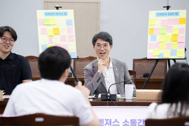 김완섭 환경부 장관(오른쪽)이 13일 정부세종청사에서 청년 공무원들로 구성된 ‘혁신 어벤져스’와 함께 소통 간담회를 갖고 조직문화 개선을 위한 의견을 나누고 있다. 사진제공=환경부