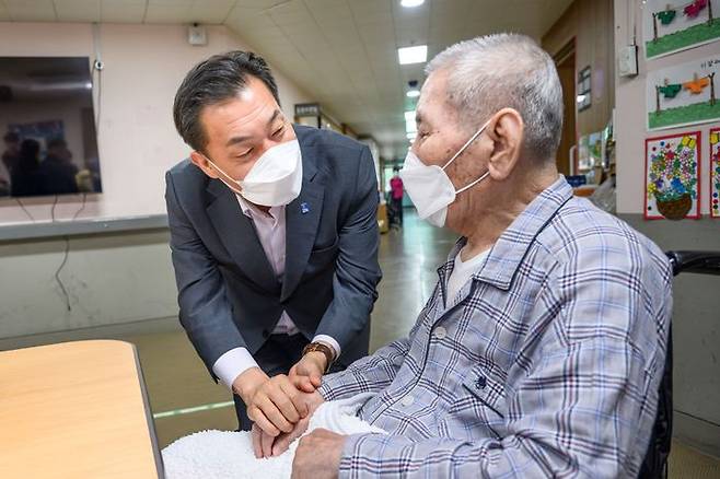 이재준 수원시장이 14일 오성규 애국지사를 만났다. ⓒ수원시 제공