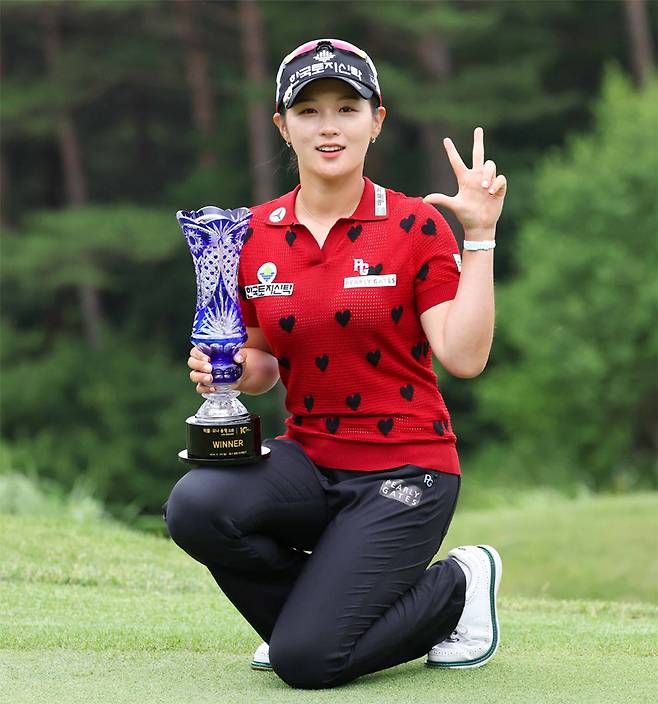 박현경이 6월 30일 끝난 한국여자프로골프(KLPGA)투어 맥콜·모나 용평 오픈에서 시즌 3번째 우승을 차지한 뒤 손가락 3개를 펴
 보이고 있다. 2020년 공동 다승왕(2승) 외에는 개인상을 받은 적이 없는 박현경은 이번 시즌 대상에 도전한다. KLPGA투어
 제공