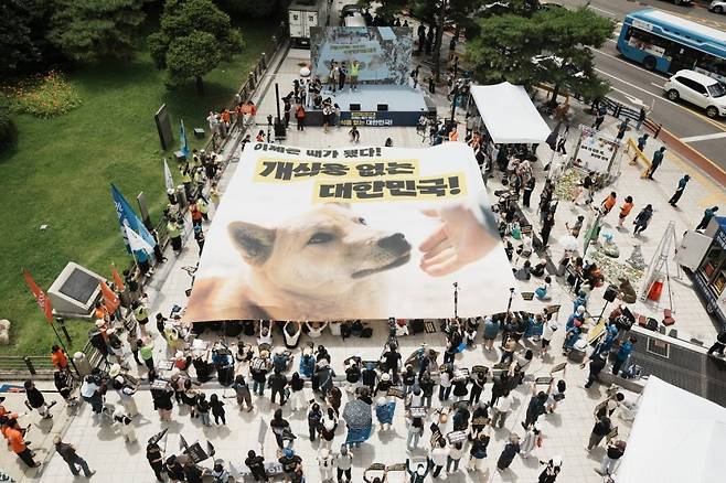 지난해 초복을 앞둔 7월 8일 서울 종로구 인근에서 열린 '2023 개식용 종식 촉구 국민대집회'에 모인 사람들.(제공=동물자유연대)