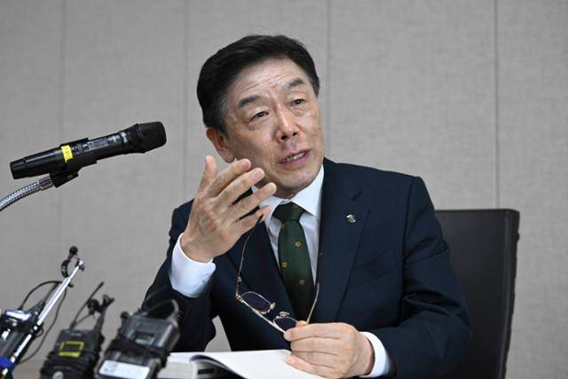 김형석 신임 독립기념관장이 12일 서울보훈청에서 열린 기자회견에서 취재진의 질문에 답변을 하고 있다. 신용주 인턴기자